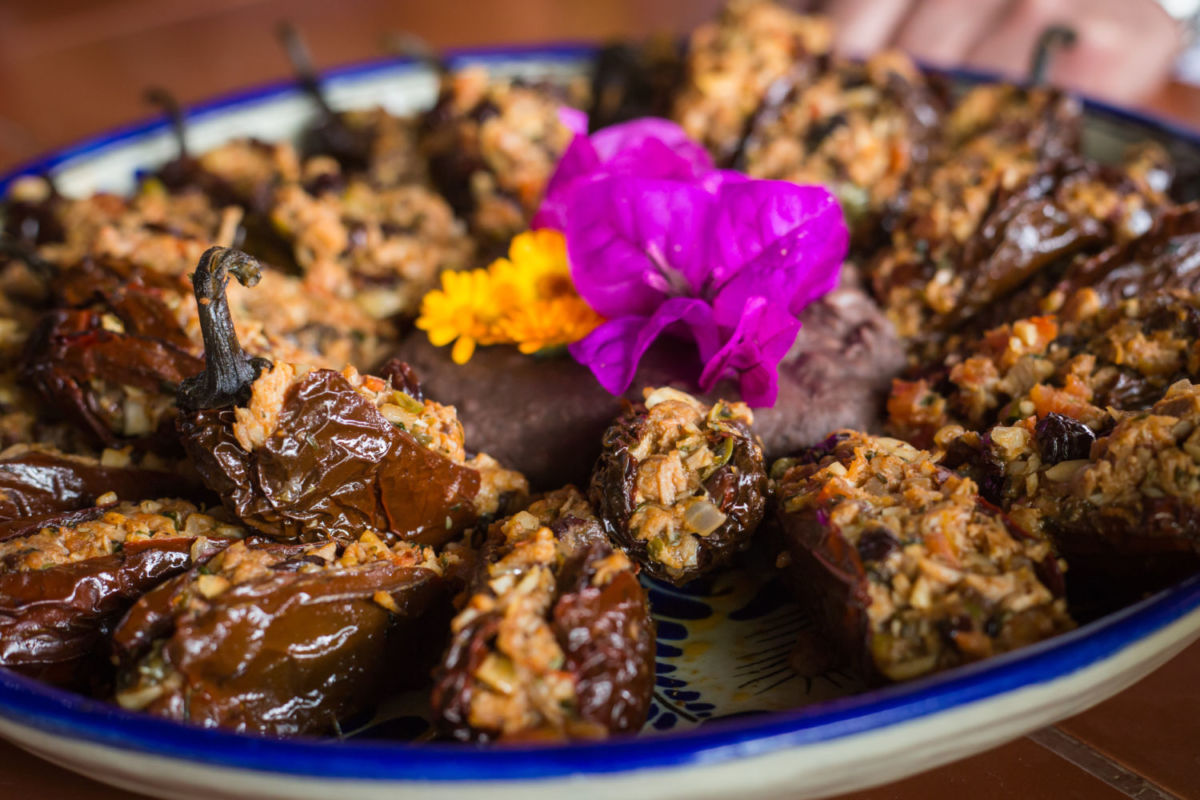 Chiles rellenos bañados en mole xiqueño