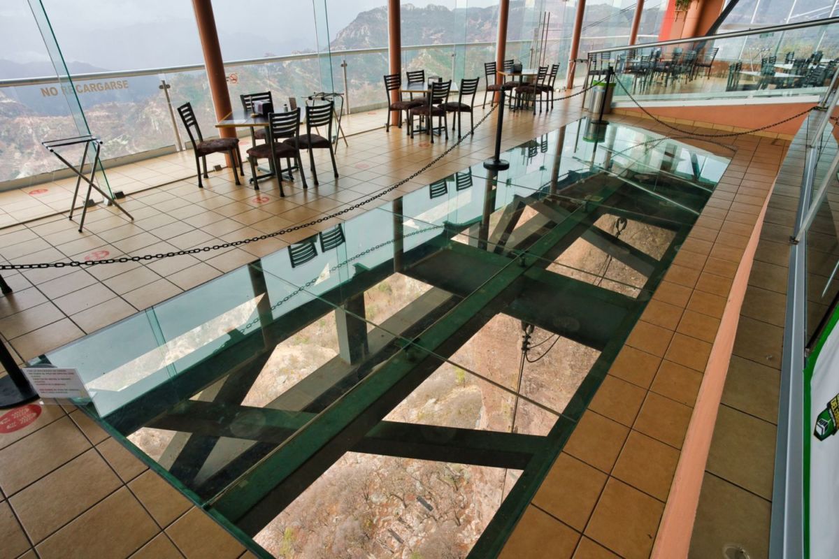 Este restaurante en la cima de las Barrancas del Cobre tiene piso de cristal para sentir que vuelas mientras desayunas