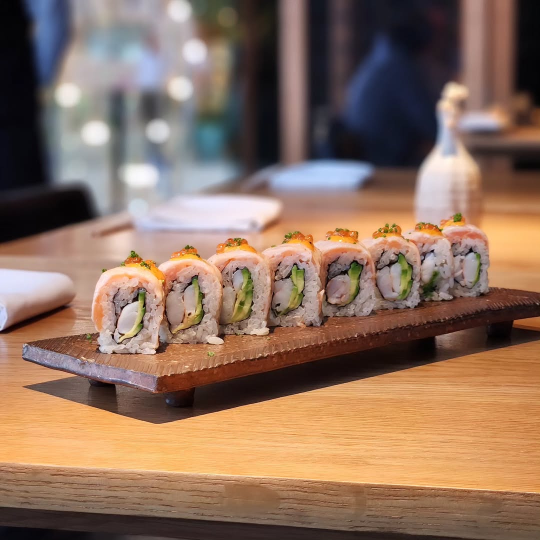 Salmón aburi maki.