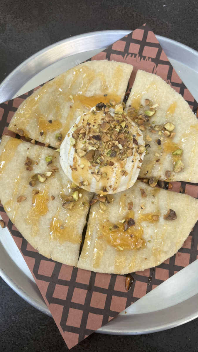 Montanarini con gelato de vainilla, miel picante y pistachos