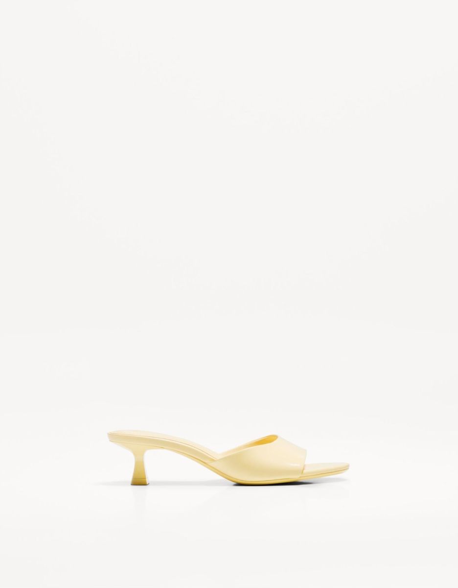 El tacón kitten está en tendencia ya sea en stilettos, botas y sandalias 