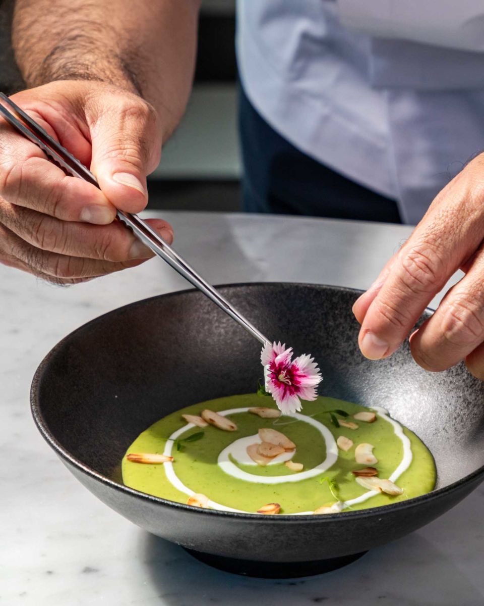 el chef Ricardo Muñoz celebra al cilantro con su propia crema