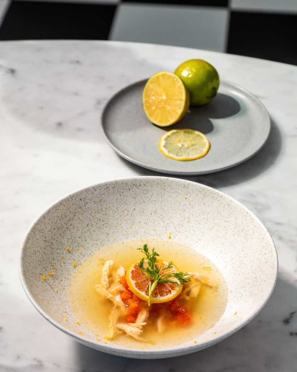 Este menú de La Cantina Palacio incorpora su propia versión de la famosa sopa de lima yucateca