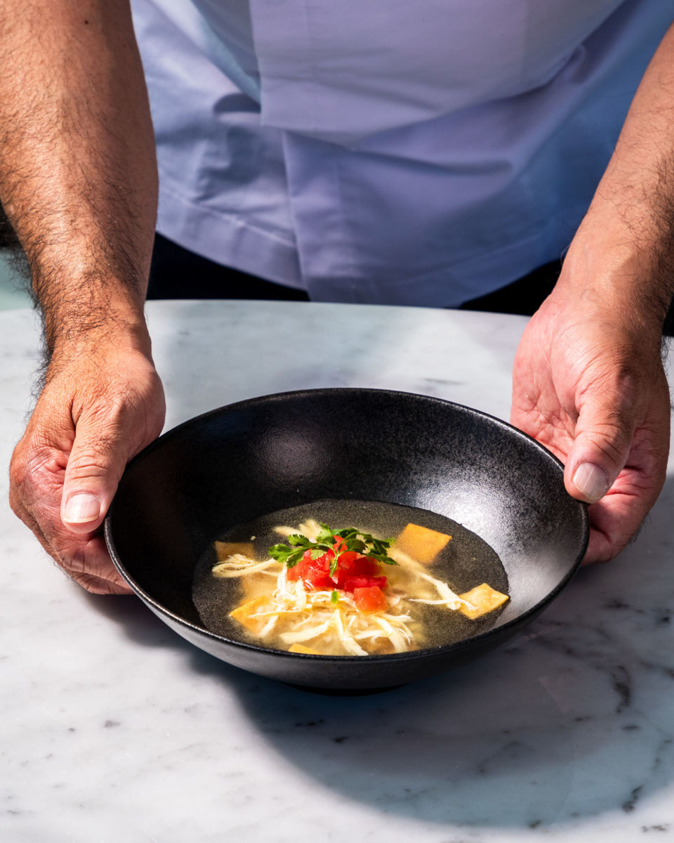 El menú del chef Ricardo Muñoz se compone de 5 platillos que emulan sabores de su infancia y la diversidad de México