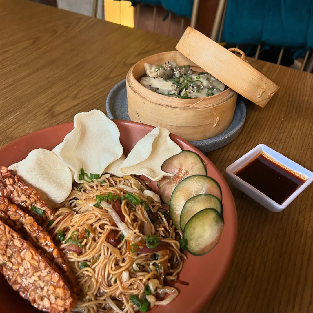 Menú de comida asiática con ingredientes 100% naturales. Foto: @plantasiacafe