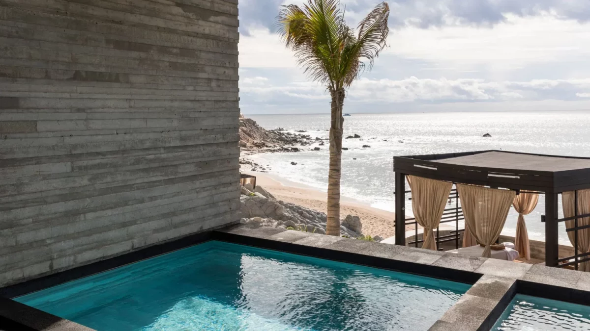 El circuito de hidroterapia de Currents Spa tiene vistas a la playa