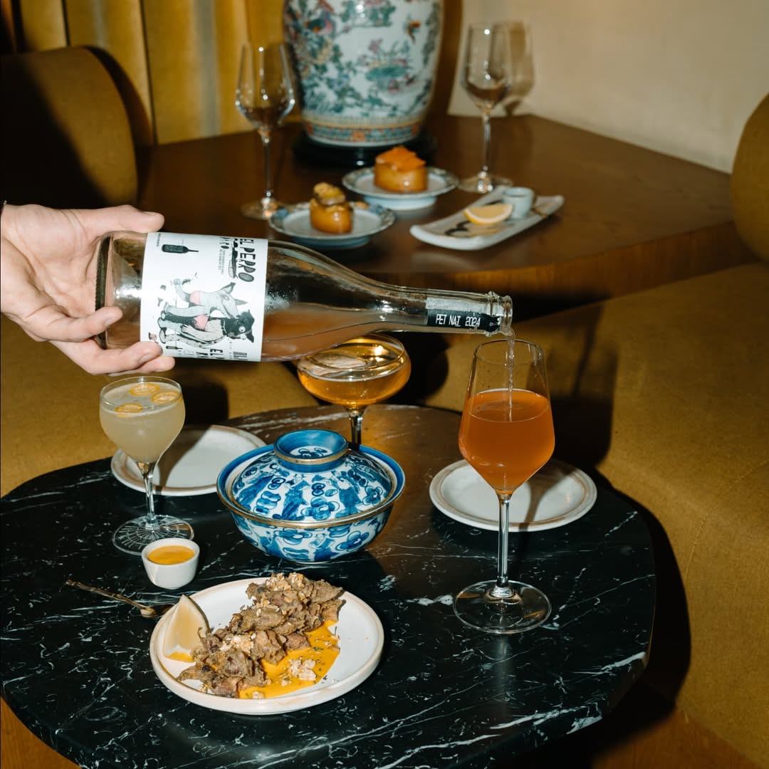 El Valentine High Tea de Somsaa incluye dos copas de vino