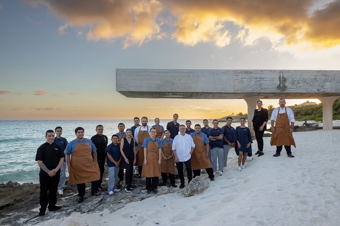 Chef Luis Adoni Ruiz y su equipo detrás de Xal. 