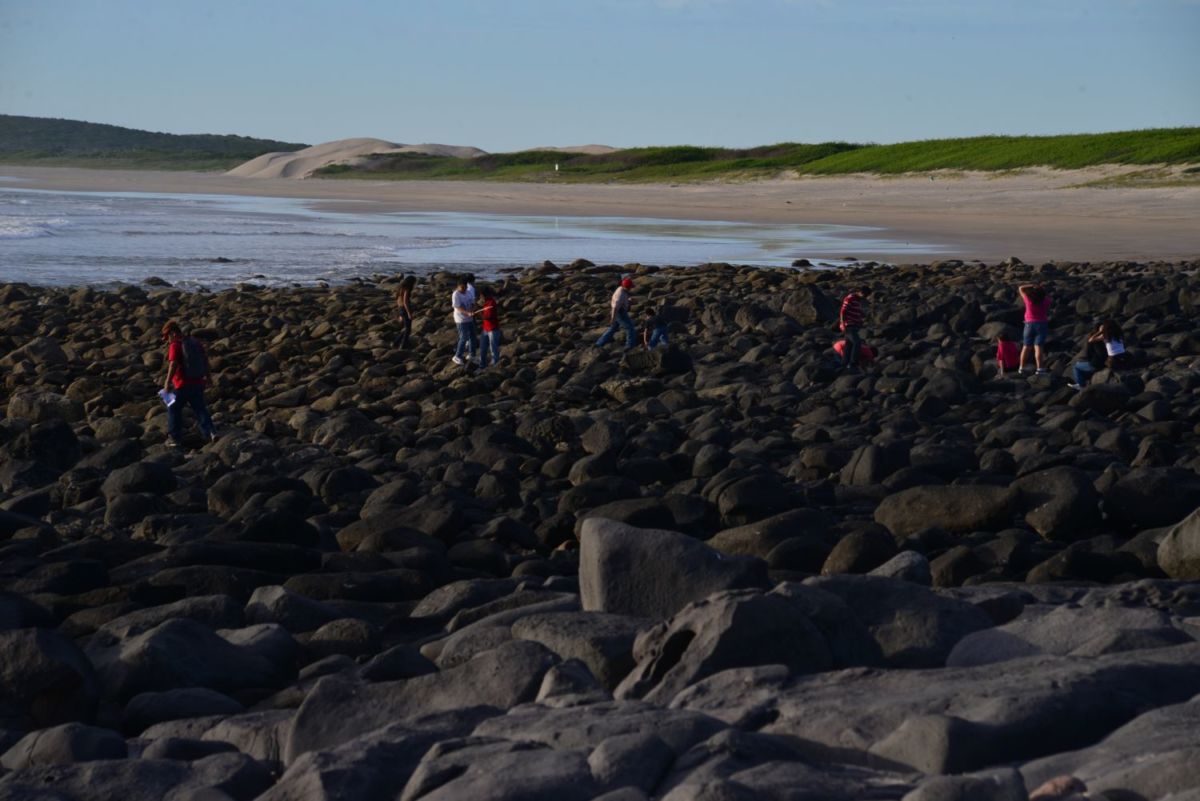  ‘Las Labradas’ se deriva por la cantidad de petrograbados que existen entre la superficie de la arena y el mar