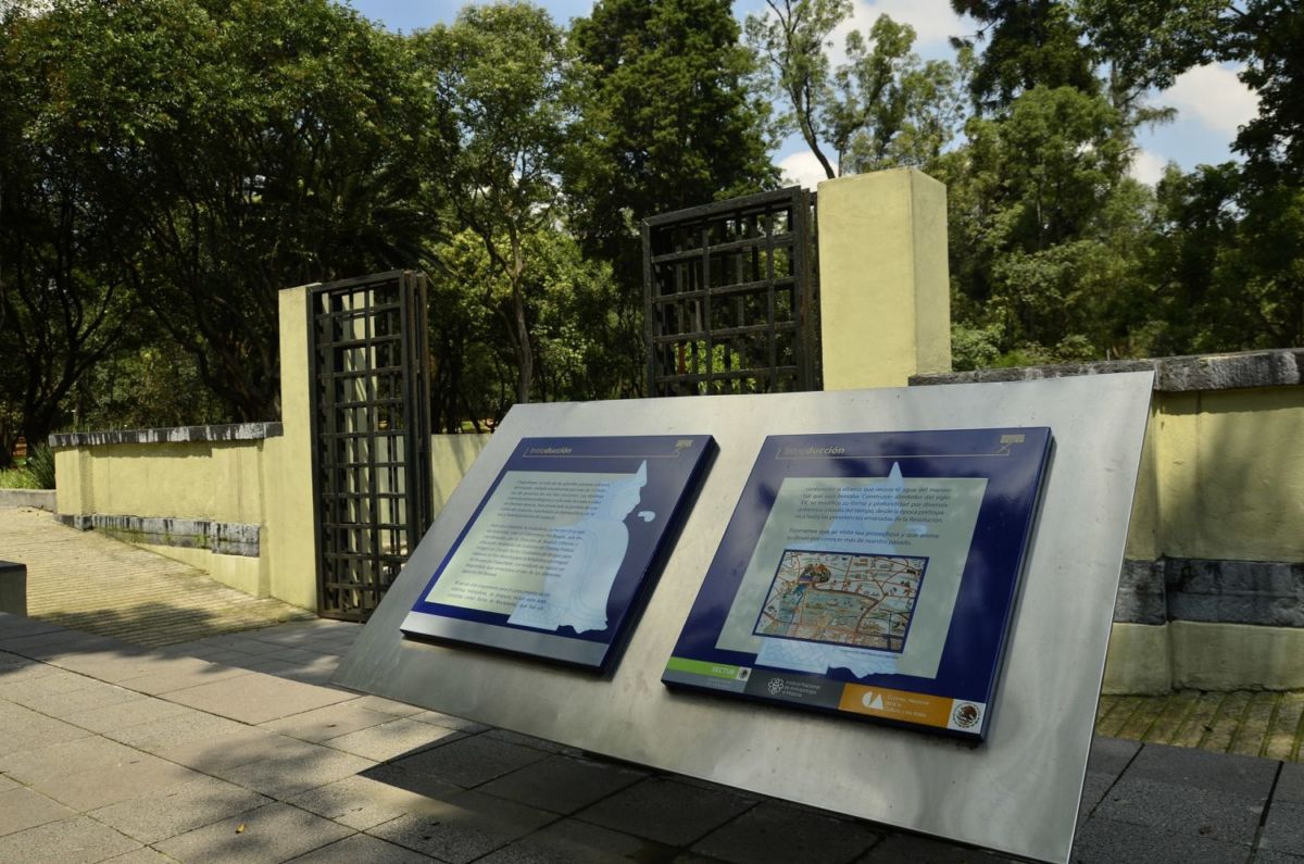 Entrada a los Baños de Moctezuma en el Bosque de Chapultepec