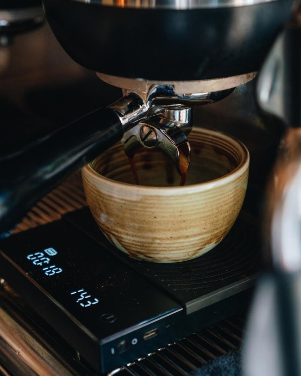Este spot tiene una barra de café donde preparan bebidas con este alimento y cócteles 