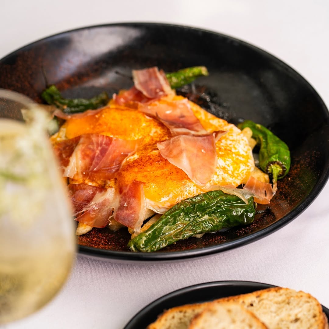 Huevos rotos con jamón serrano alesia mediterráneo