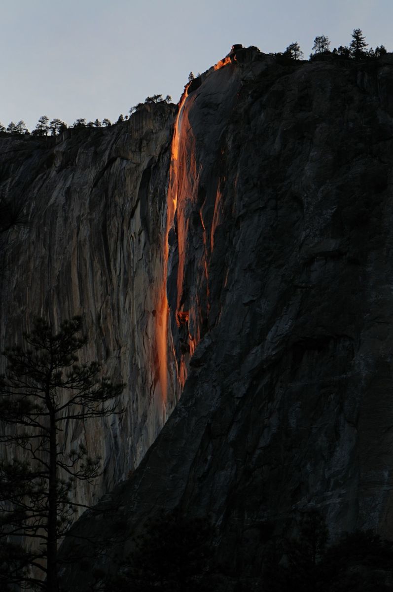 La cascada de fuego da la ilusión de ver caer lava