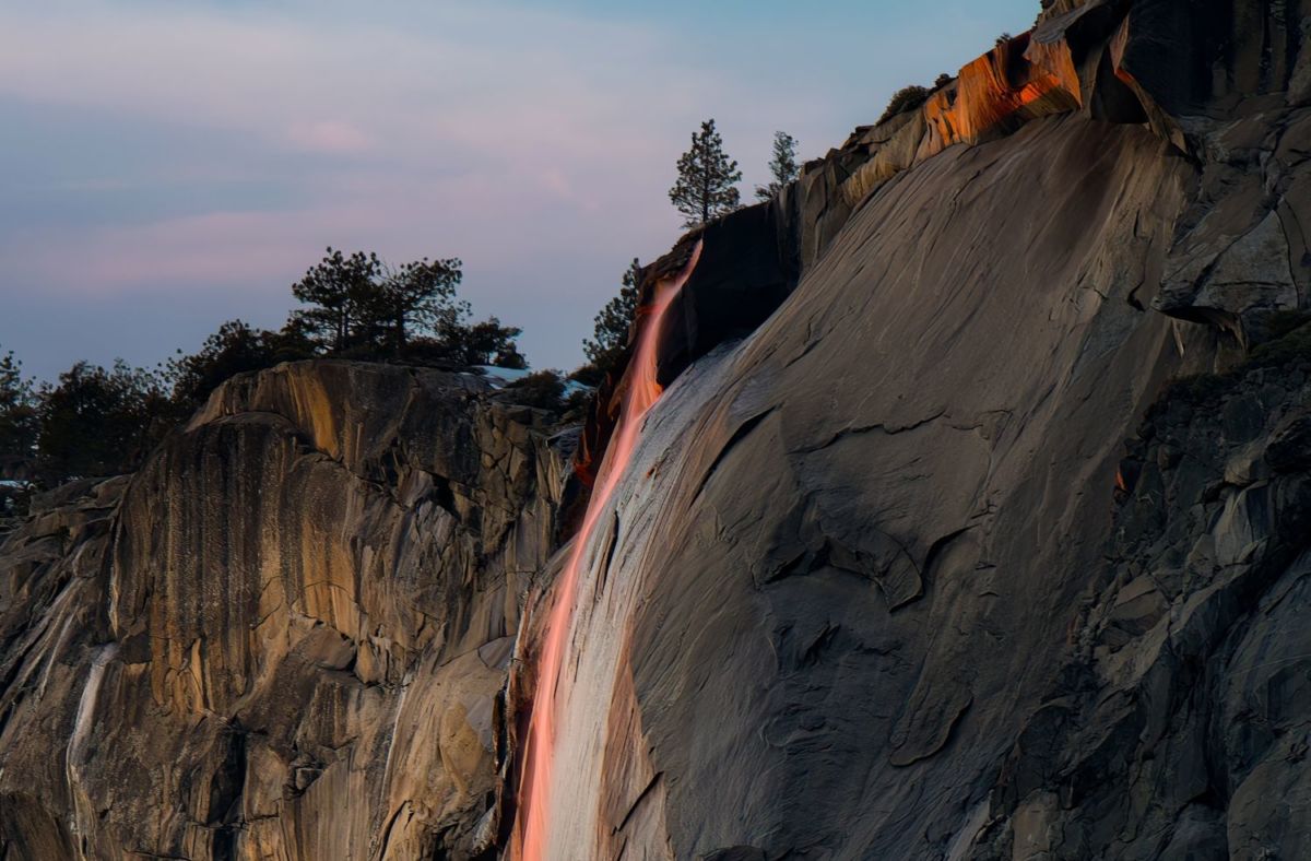 La cascada de fuego es un fenómeno natural que ocurre cada año en Estados Unidos 