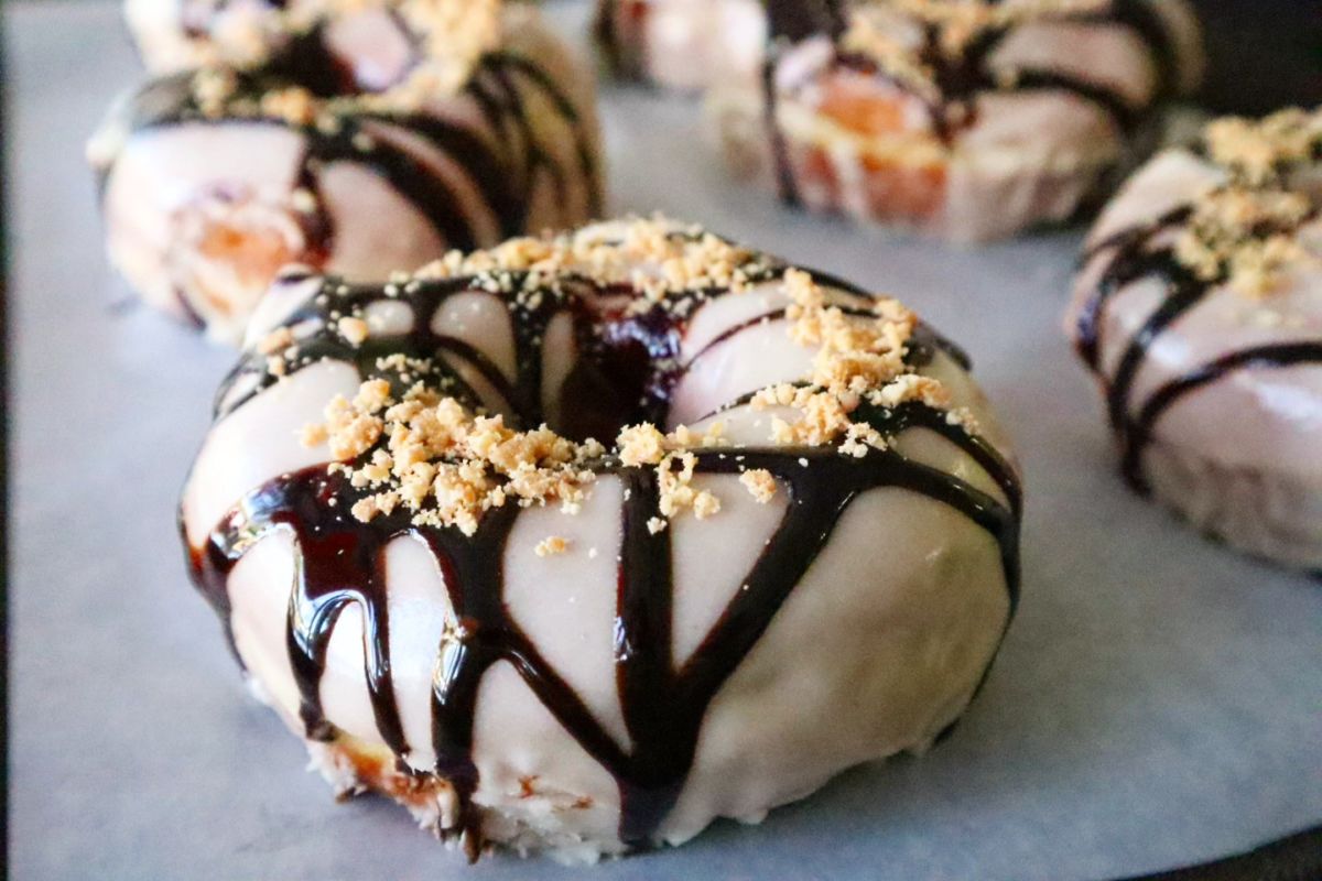 Dona de caramelo con chocolate y coco rallado