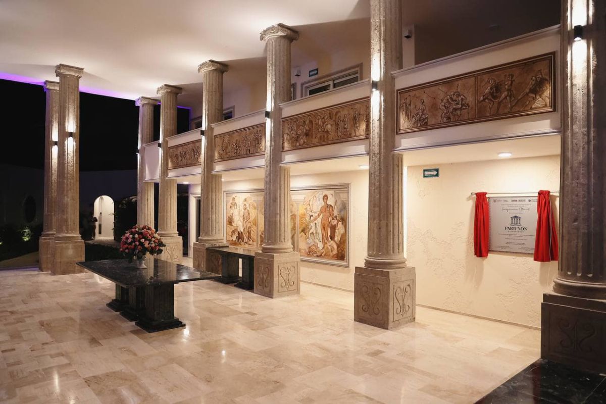 Con columnas de estilo griego clásico