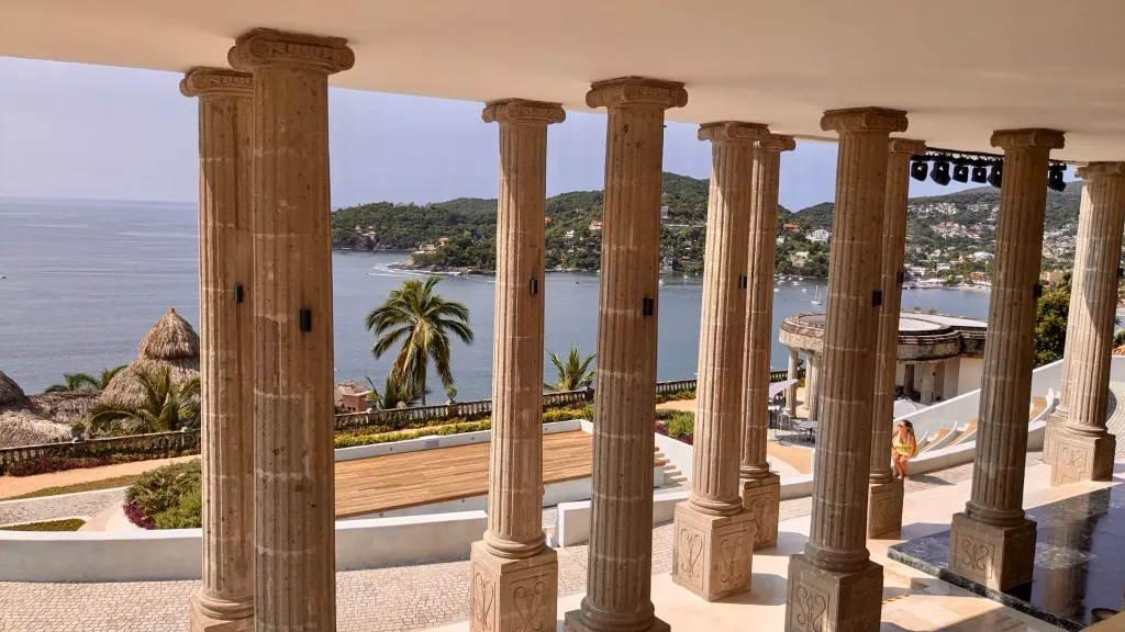 Columnas de estilo griego clásico en el Partenón de Zihuatanejo