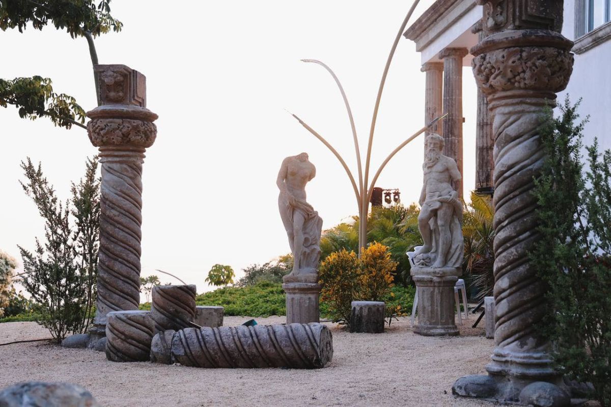 Esculturas de dioses griegos en el Partenón de Zihuatanejo 