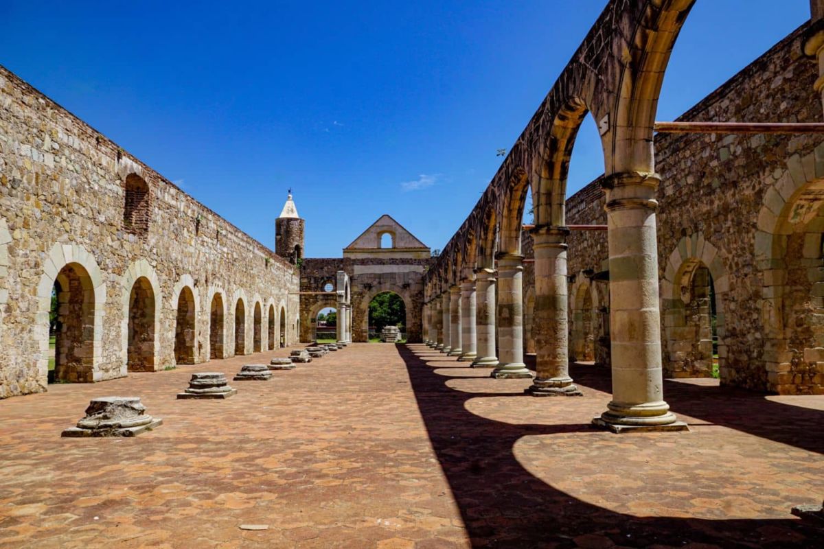 Parece el escenario de una antigua película de época, pero si lo miras bien sabrás que son los restos de un convento oaxaqueño 