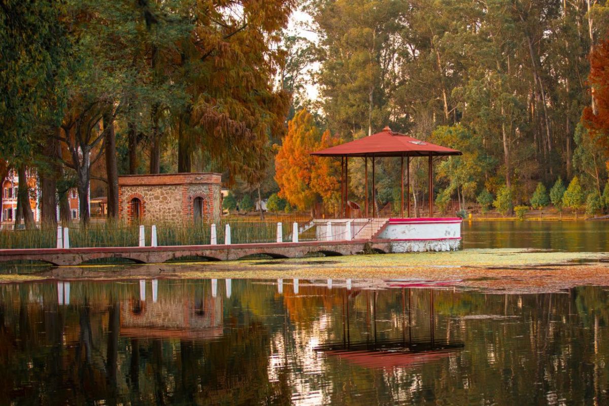 Kiosco a la orilla de la laguna en la Ex Hacienda de Chautla