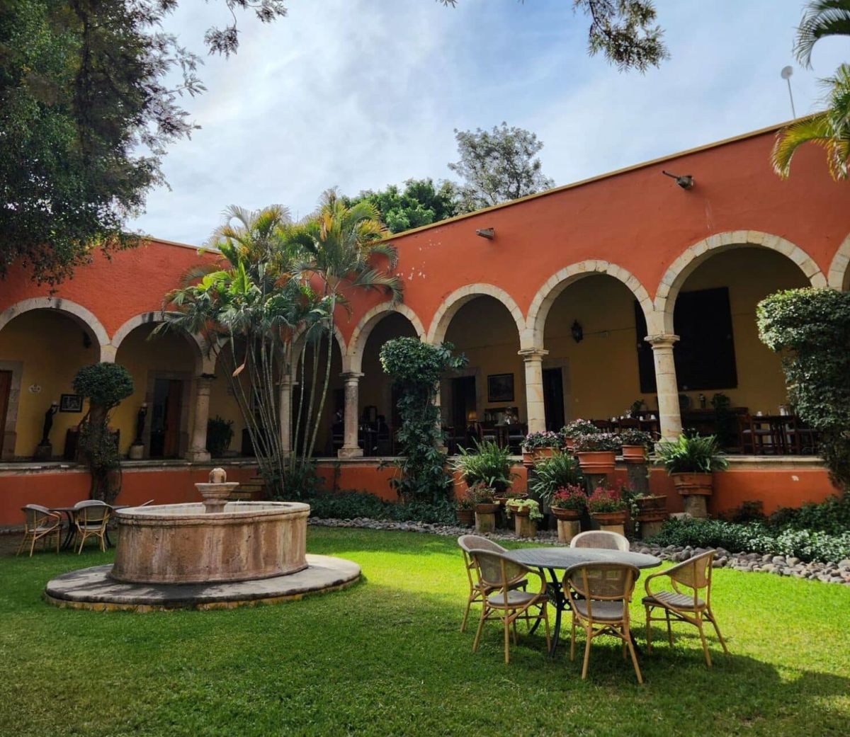 Esta hacienda del siglo XVII hoy es un precioso hotel con caballos y hamacas junto al lago