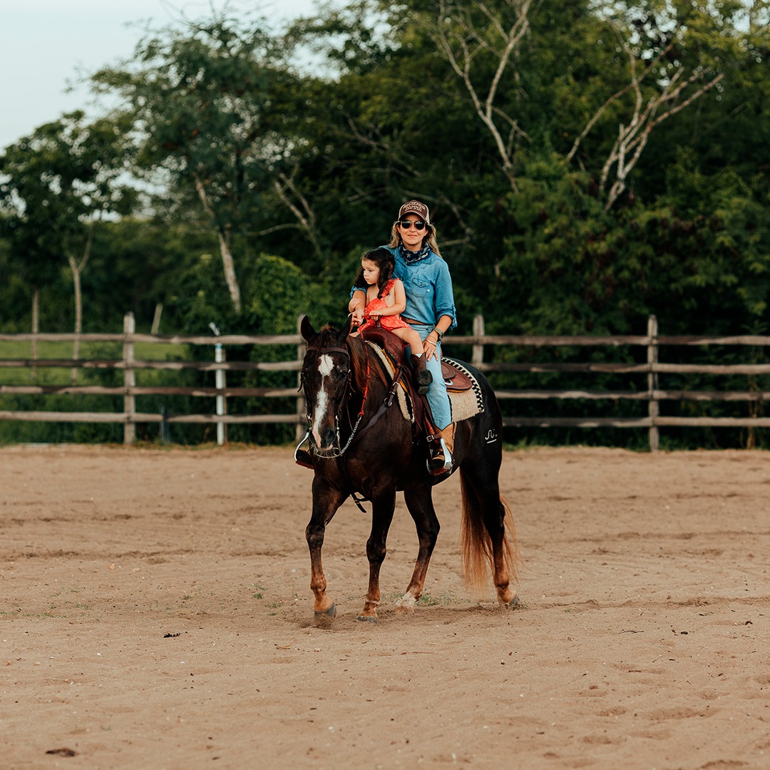 Dar paseos en caballo trae grandes beneficios a nuestra salud. 