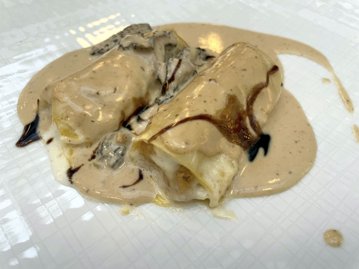 Canelón a la Barcelonina con crema de trufa negra