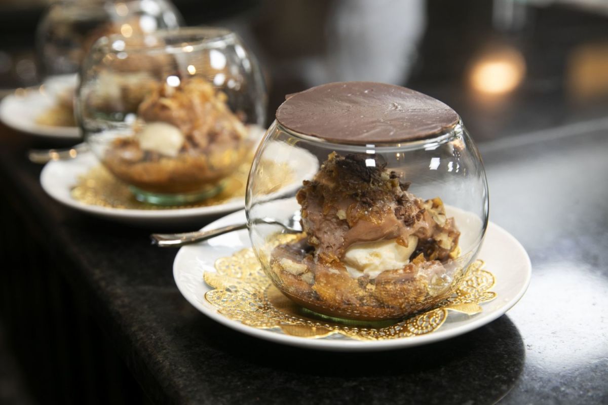 Copa de chocolate con nuez garapiñada, helado de vainilla y granizado de café