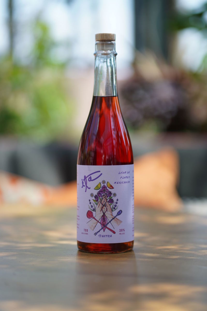 Este mes es para abrazar a las mujeres en nuestras vidas. Este licor de flores hace justo eso