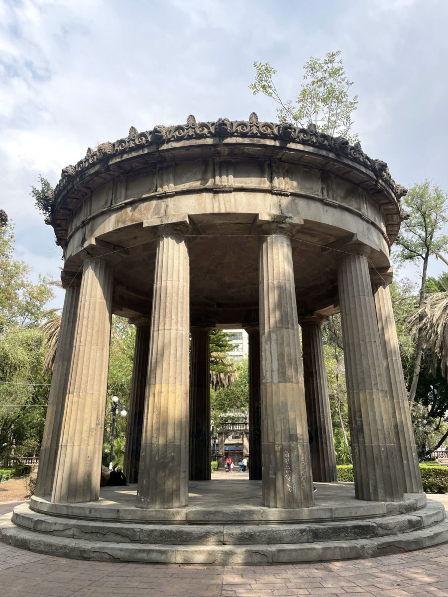 Templo monóptero en el Jardín de Santiago 