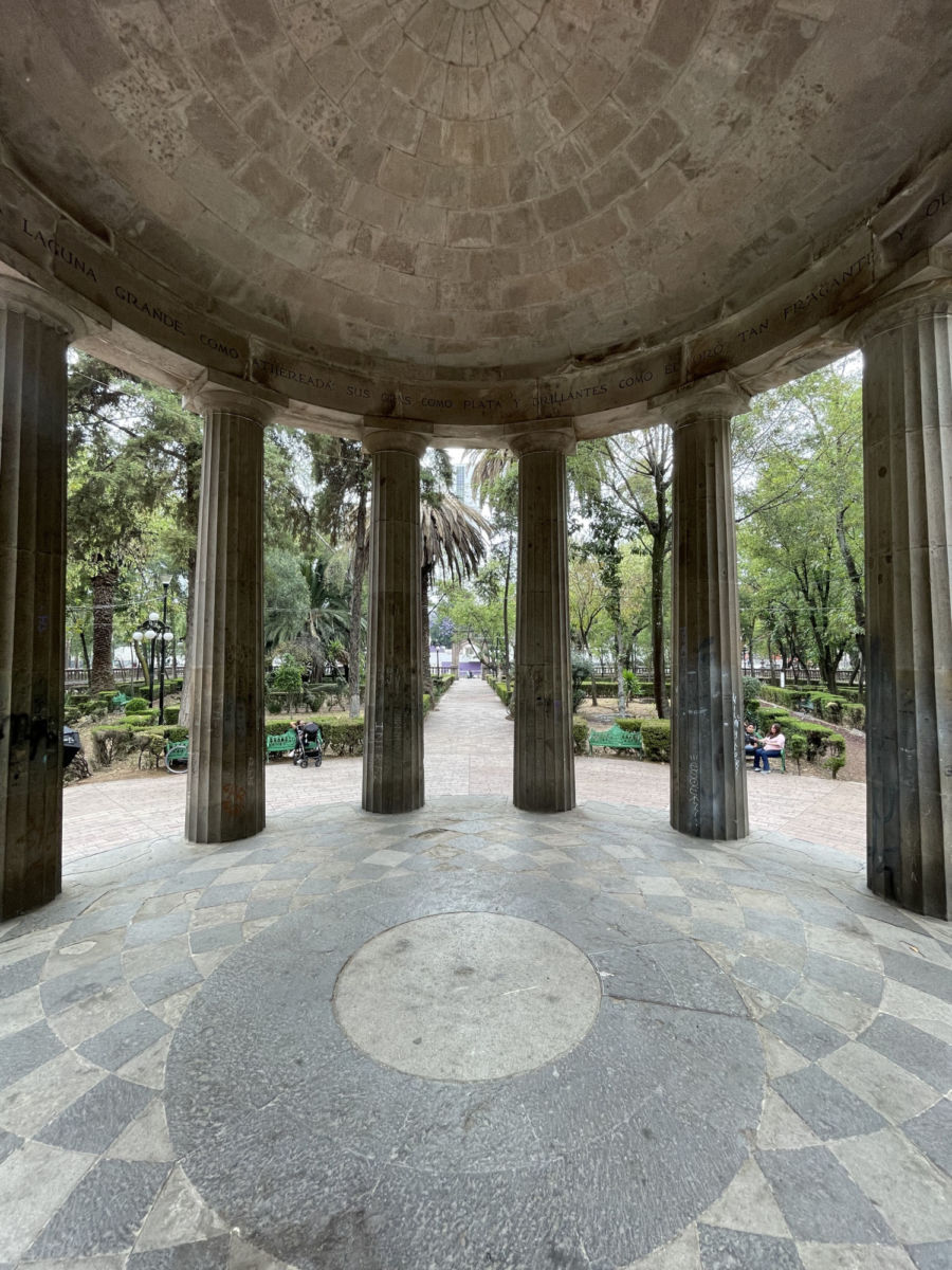 Templo monóptero en el Jardín de Santiago