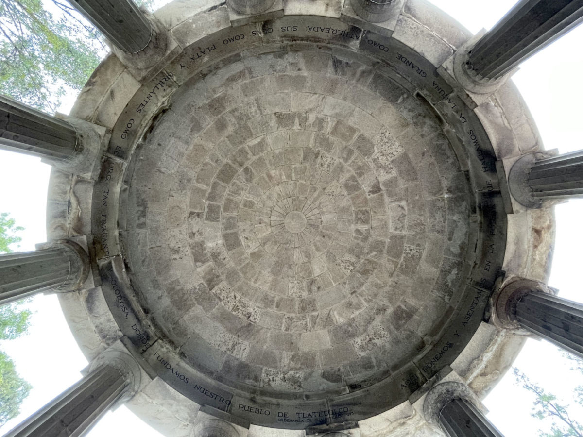 Templo monóptero en el Jardín de Santiago