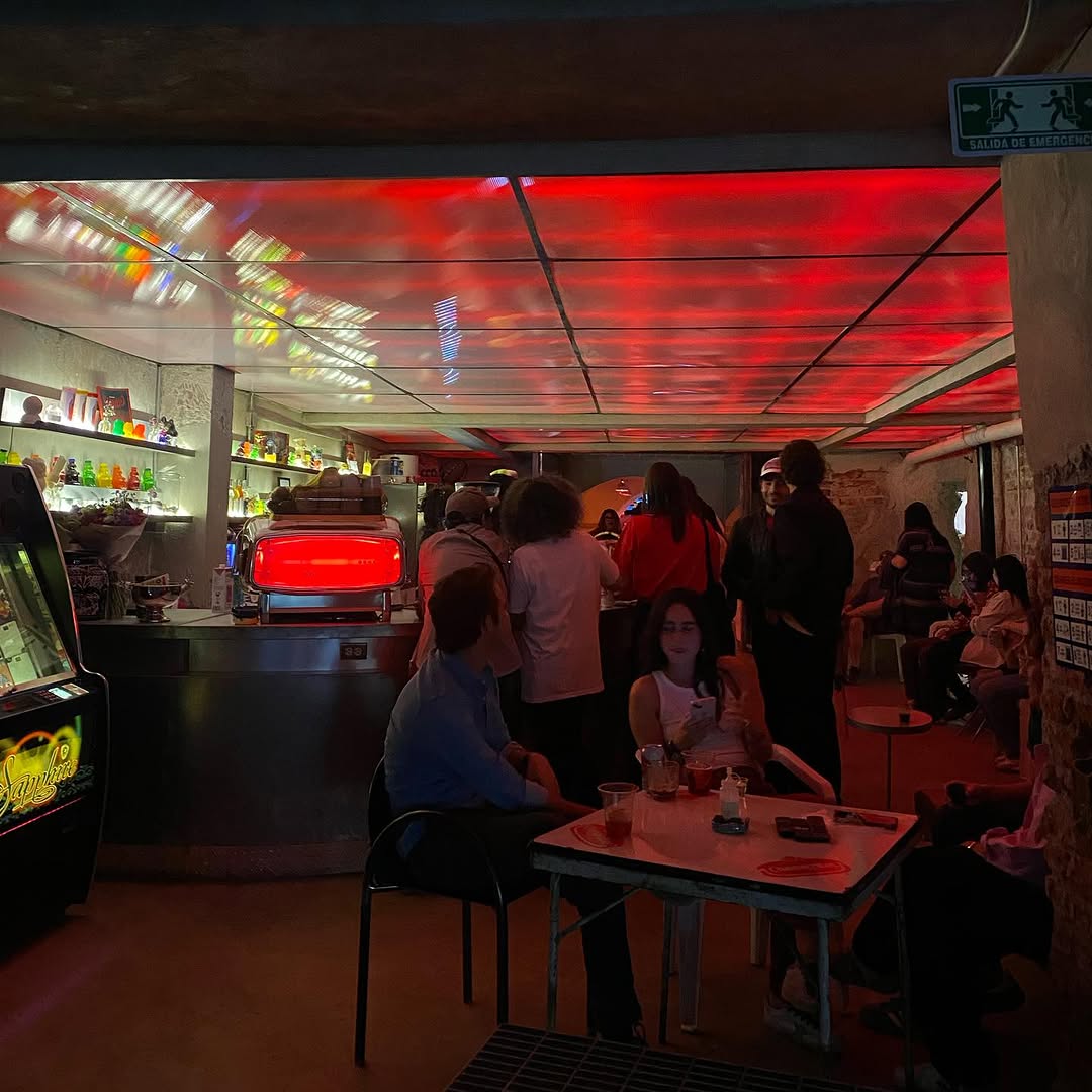 Café de día, bar de noche en LugarOSO. 