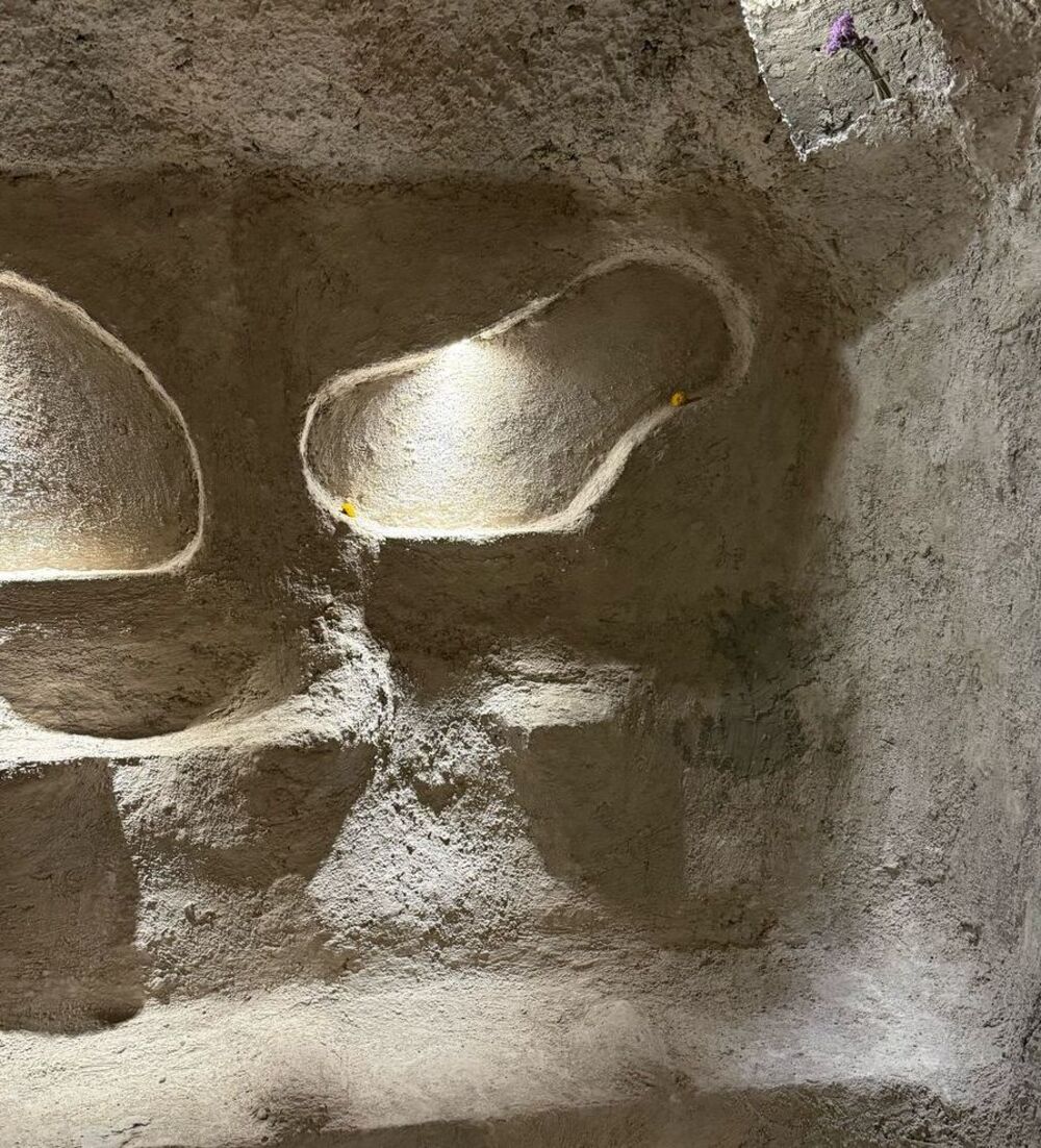Cueva en medio de la ciudad en Lugaroso. 