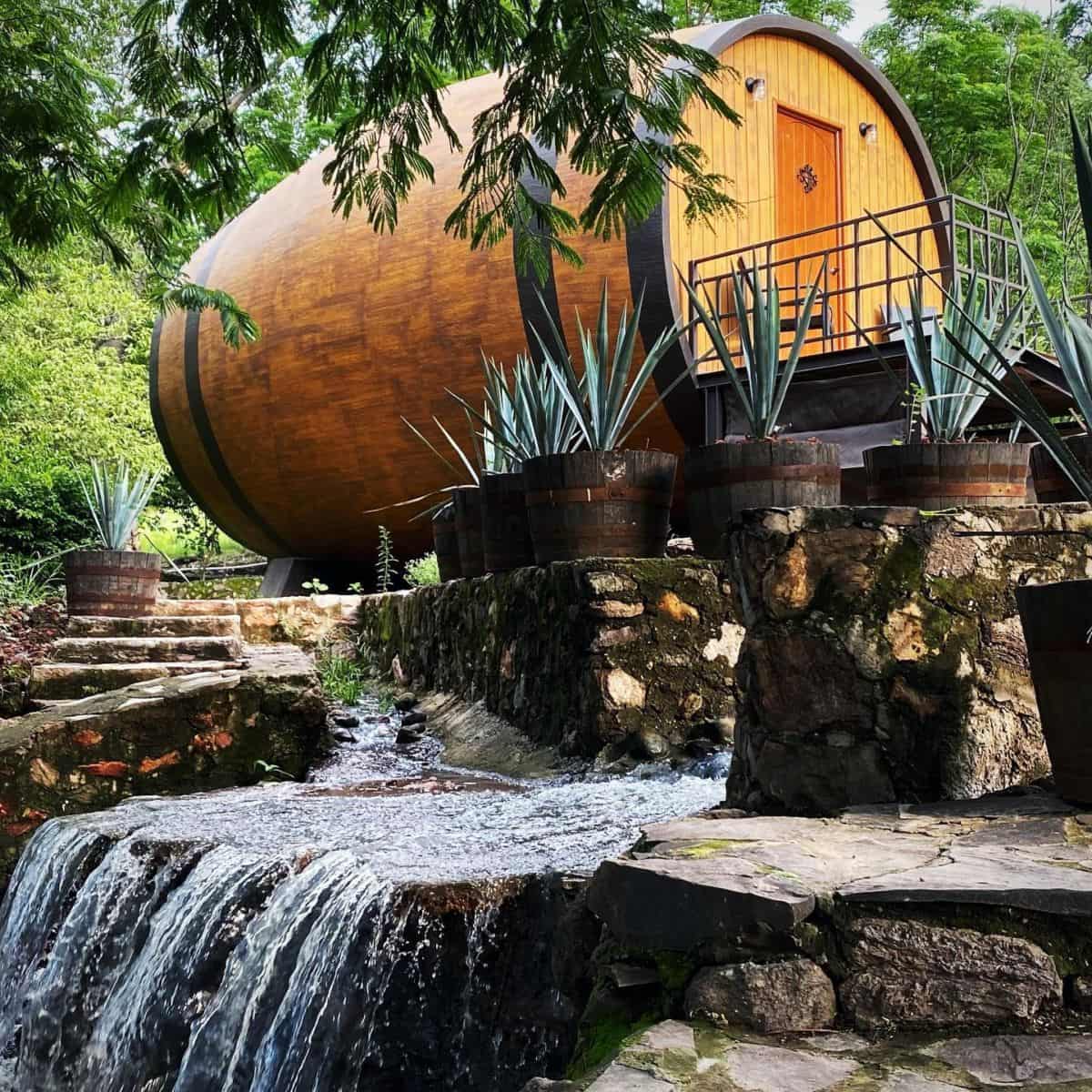 Viajero mexicano que se respeta ha dormido alguna vez dentro de estas barricas de Tequila con vistas a los campos de agave