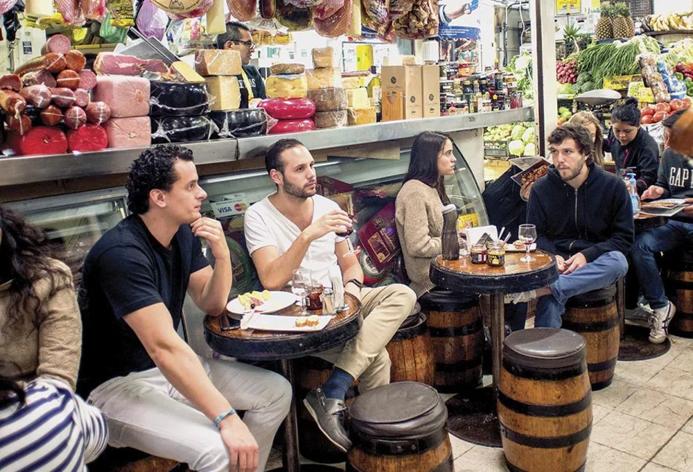 Puestos de comida en el Mercado San Juan