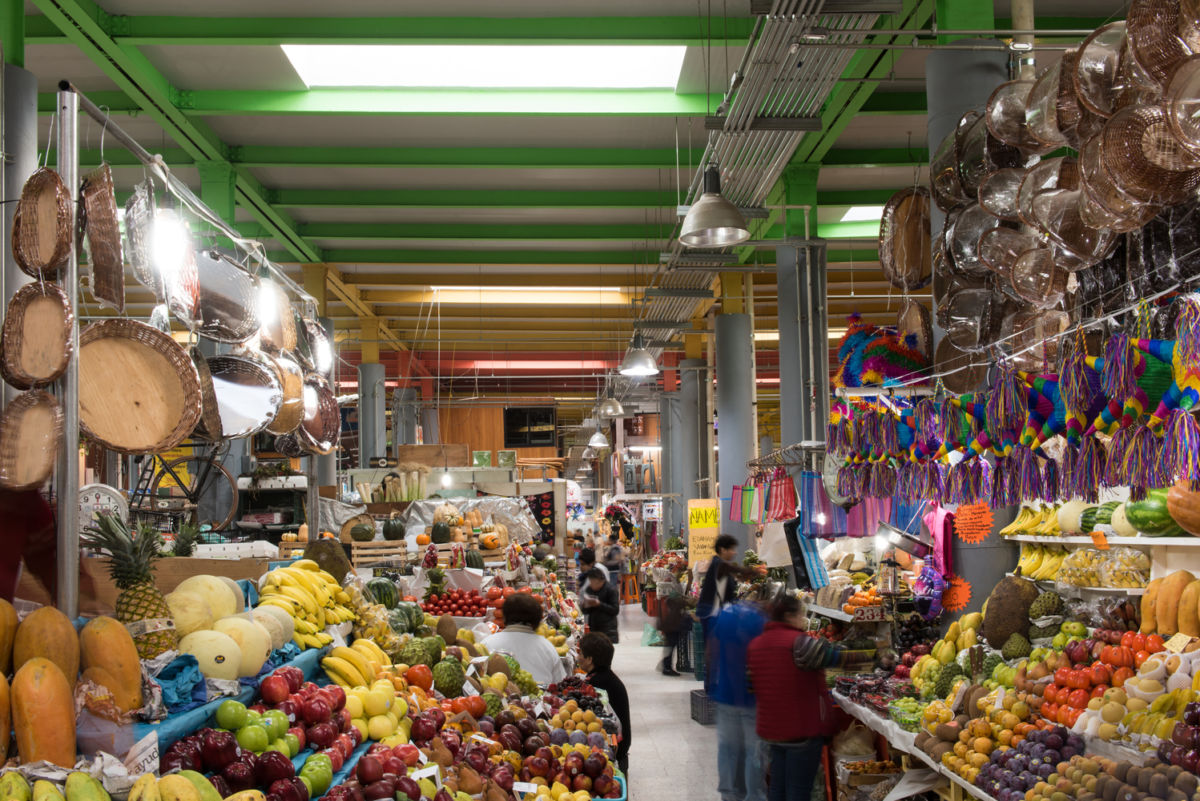Pasillos del Mercado San Juan en la CDMX