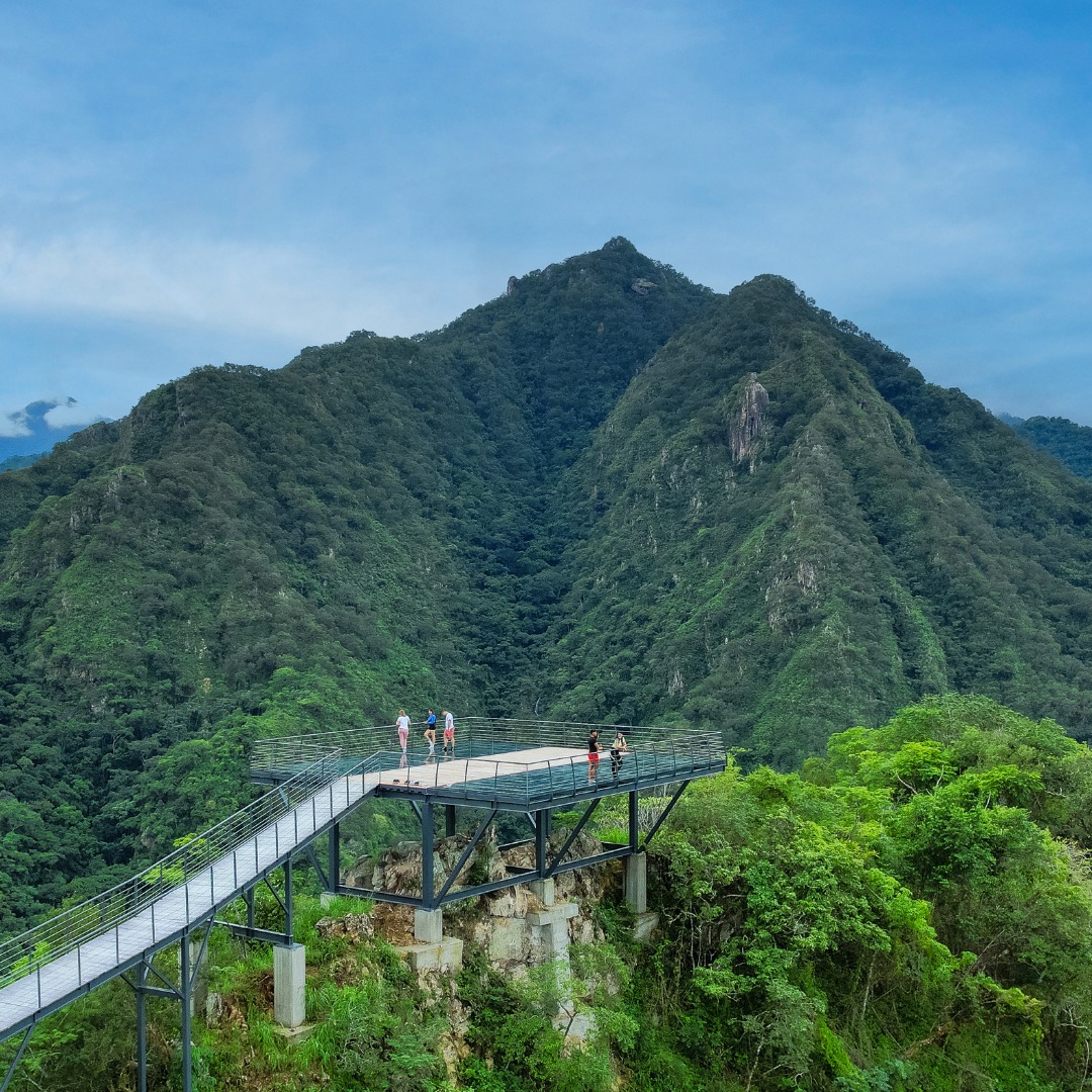 El mirado Jurillo Point se ubica dentro del parque  Canopy River Park