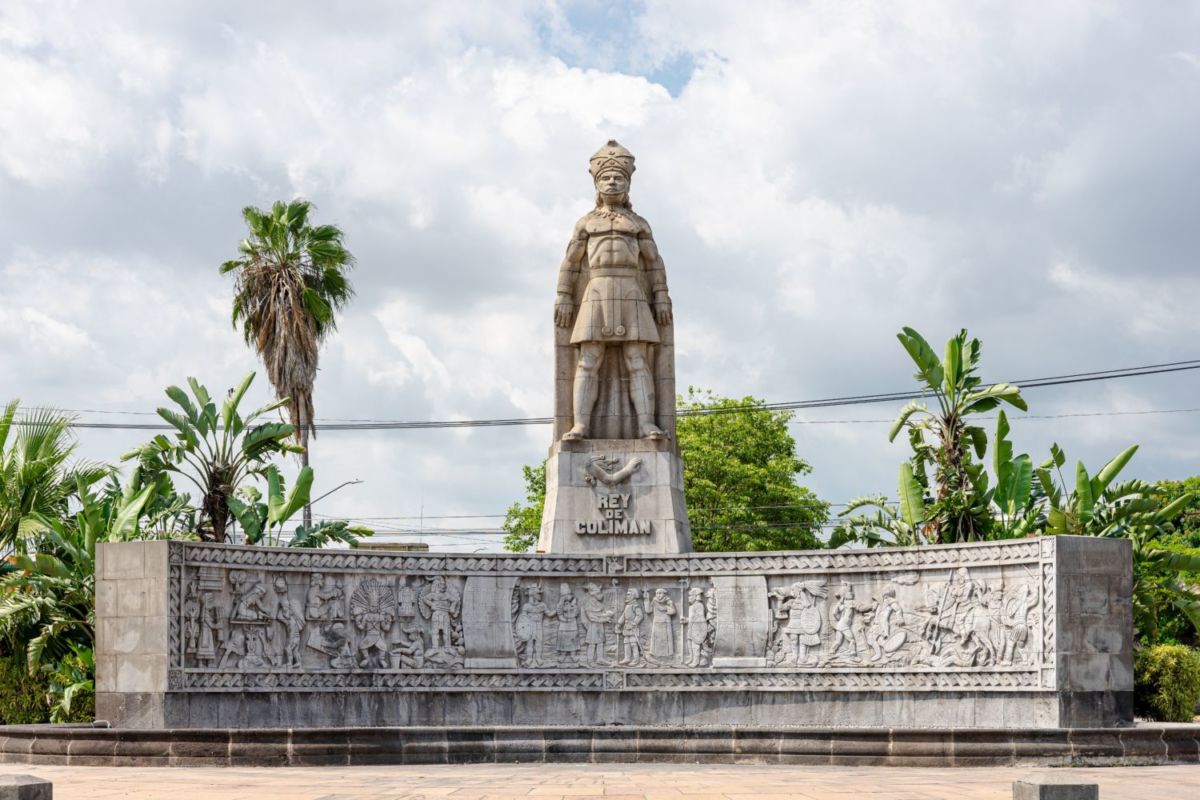 El Monumento al Rey Colimán mide 30 metros y está hecho con bronce