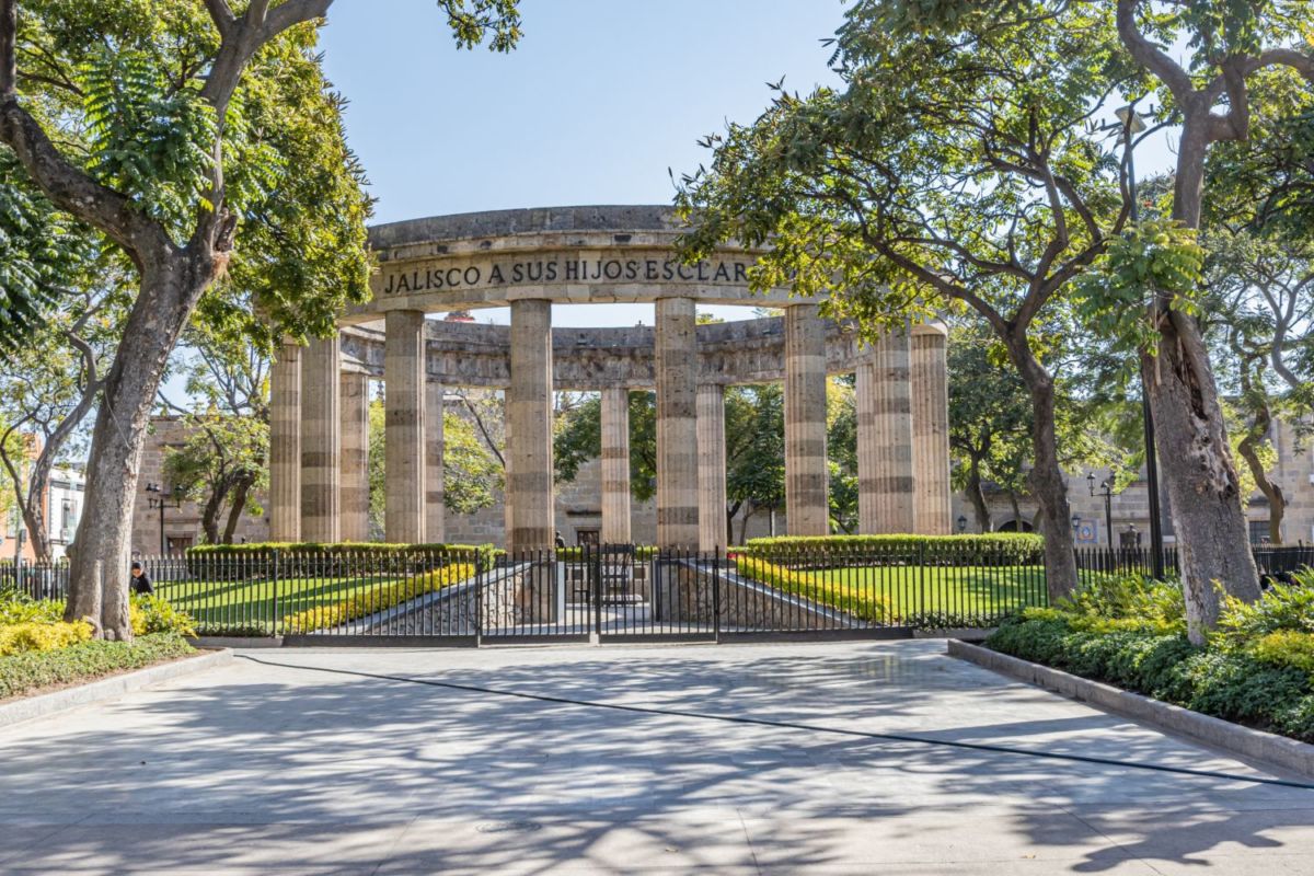 La Rotonda de los Jaliscienses se construyó en 1952 por el arquitecto Vicente Mendiola