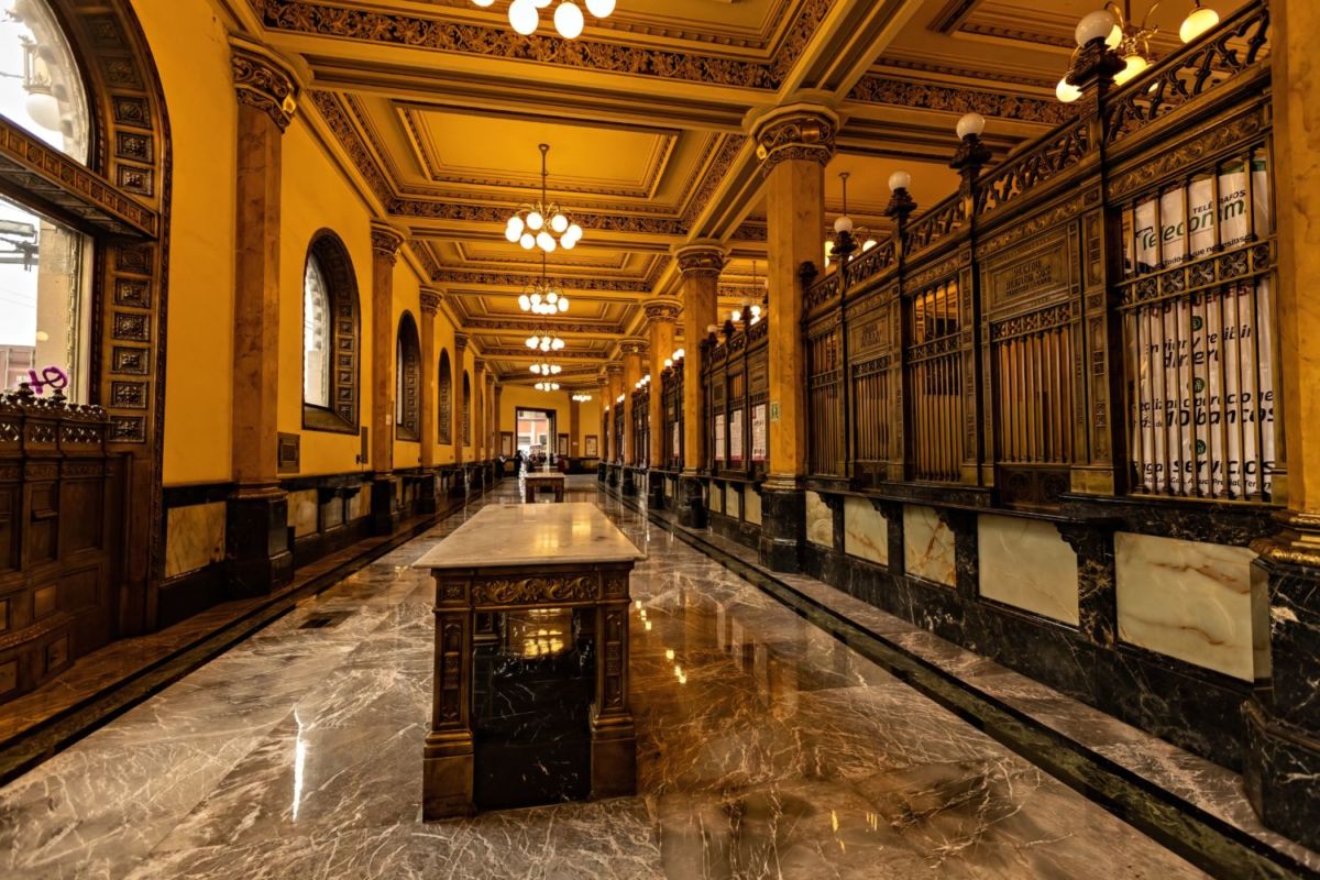 El Palacio Postal aún funciona como servicio de correos