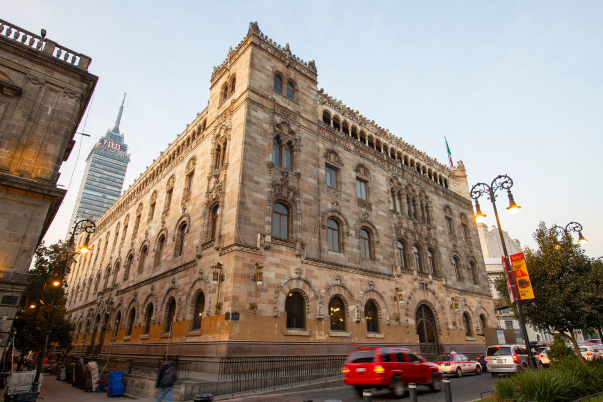 El Palacio Postal es conocido por su estilo arquitectónico ecléctico