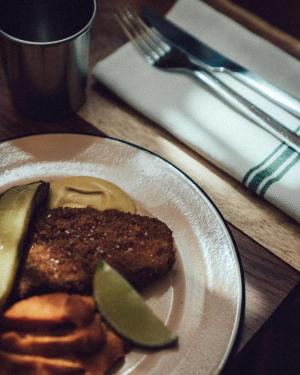 milanesa con puré de camote y manteca tostada