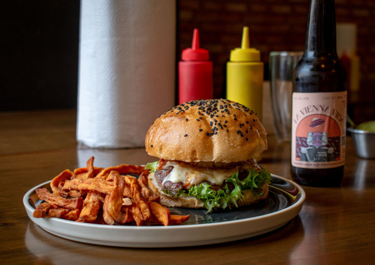Las hamburguesas rellenas de este rincón en la Nápoles saciarán tus antojos más ‘monchosos’