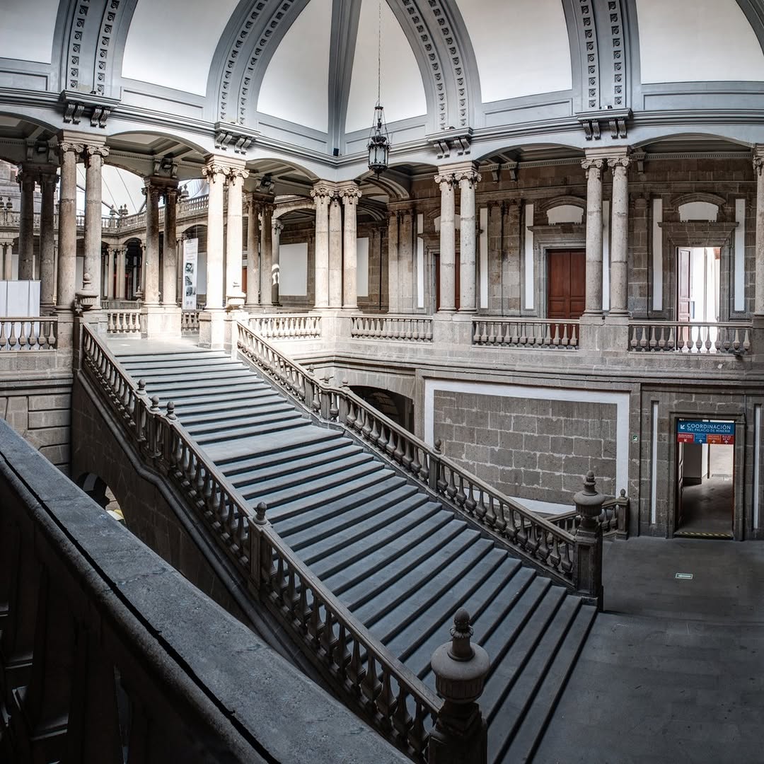 El Palacio de Minería tiene una arquitectura de estilo neoclásico 