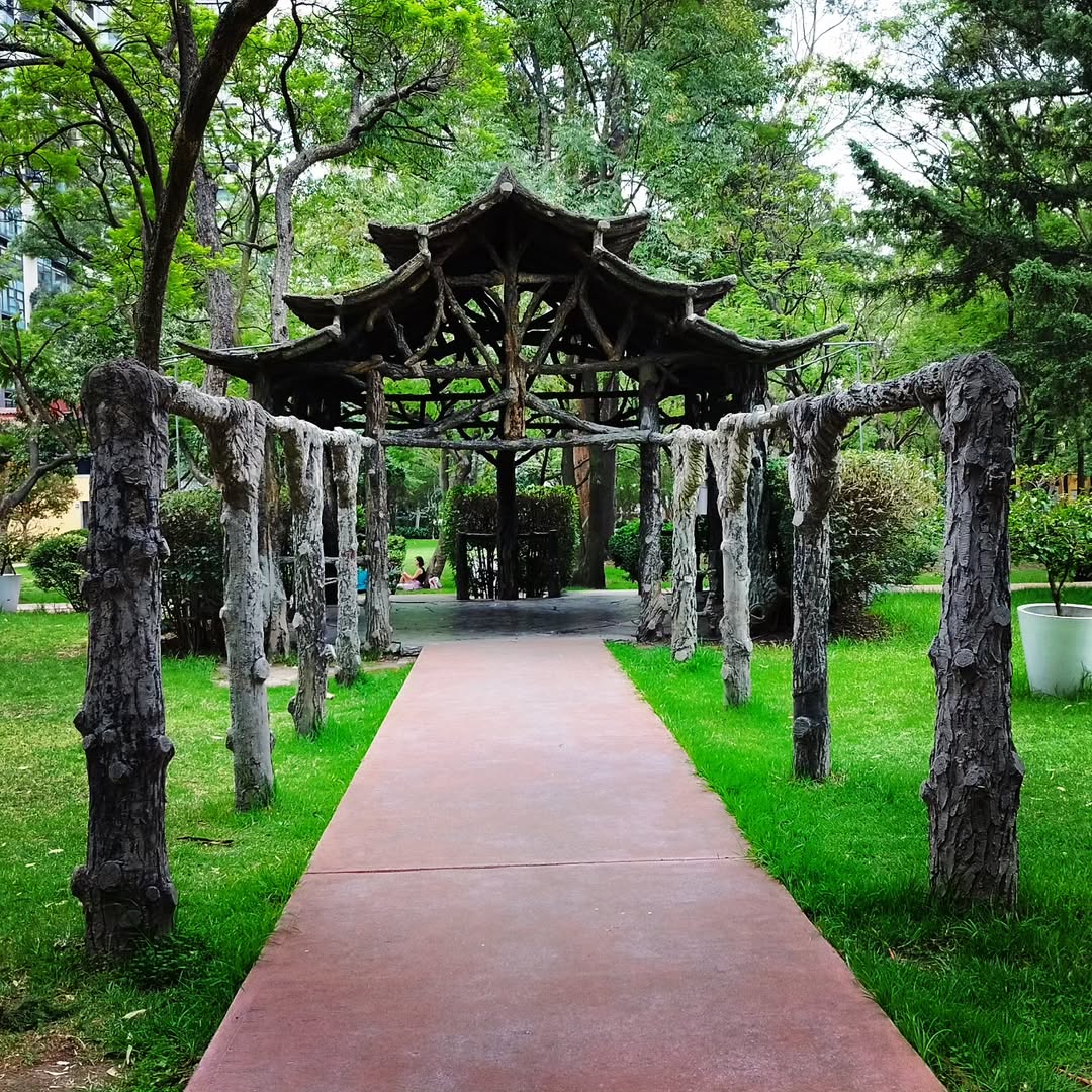 Este parque es conocido por sus pérgolas de estilo japonés