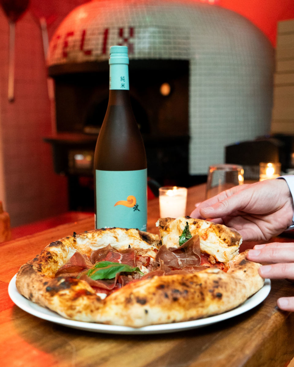 Pizza y sake, un maridaje inesperado. 