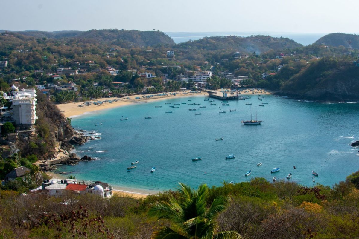 Puerto Ángel se localiza en una pequeña bahía en forma de herradura