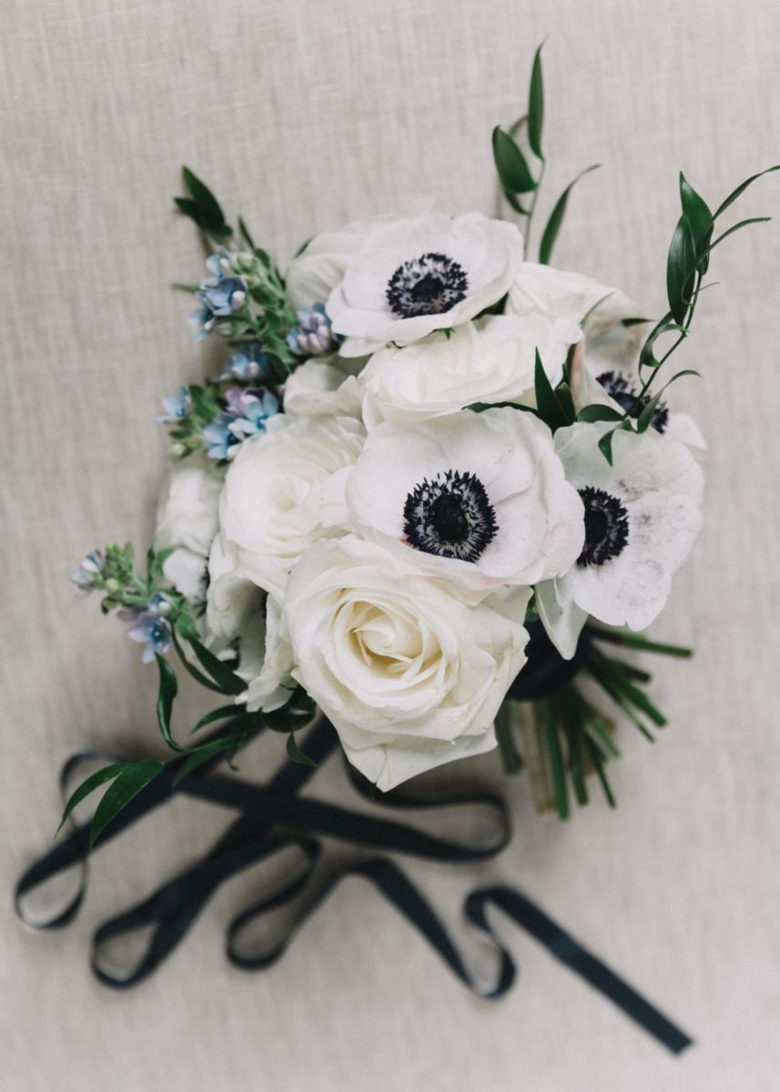 Ramo de anemonas con rosas blancas. 
