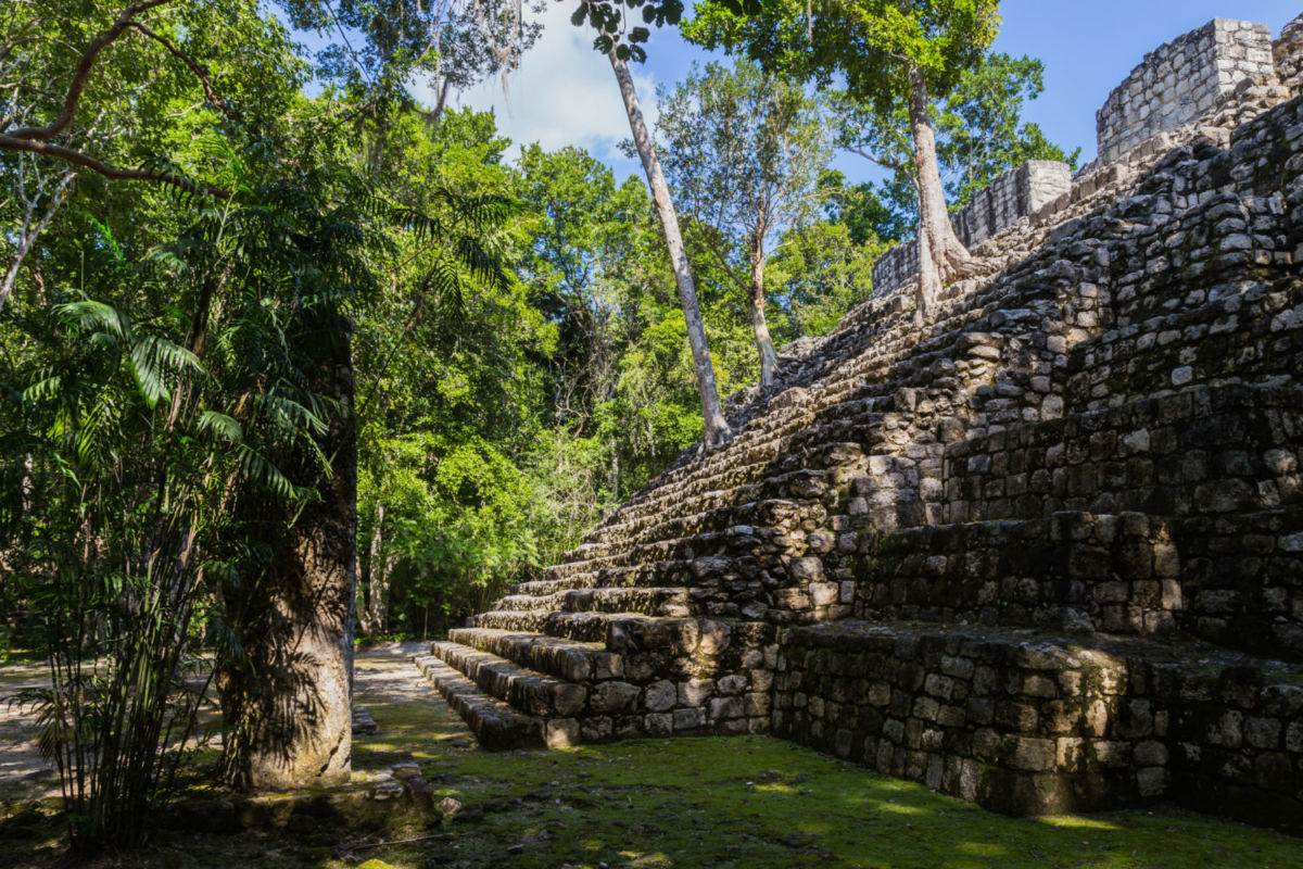 Cuenta con una zona arqueológica impresionante
